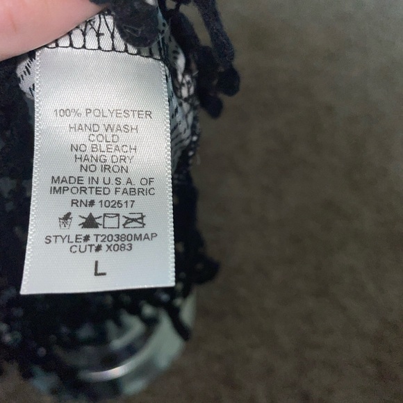 Soprano cropped tank top. White with black design and lace fringe/hem. Size L - Picture 3 of 5